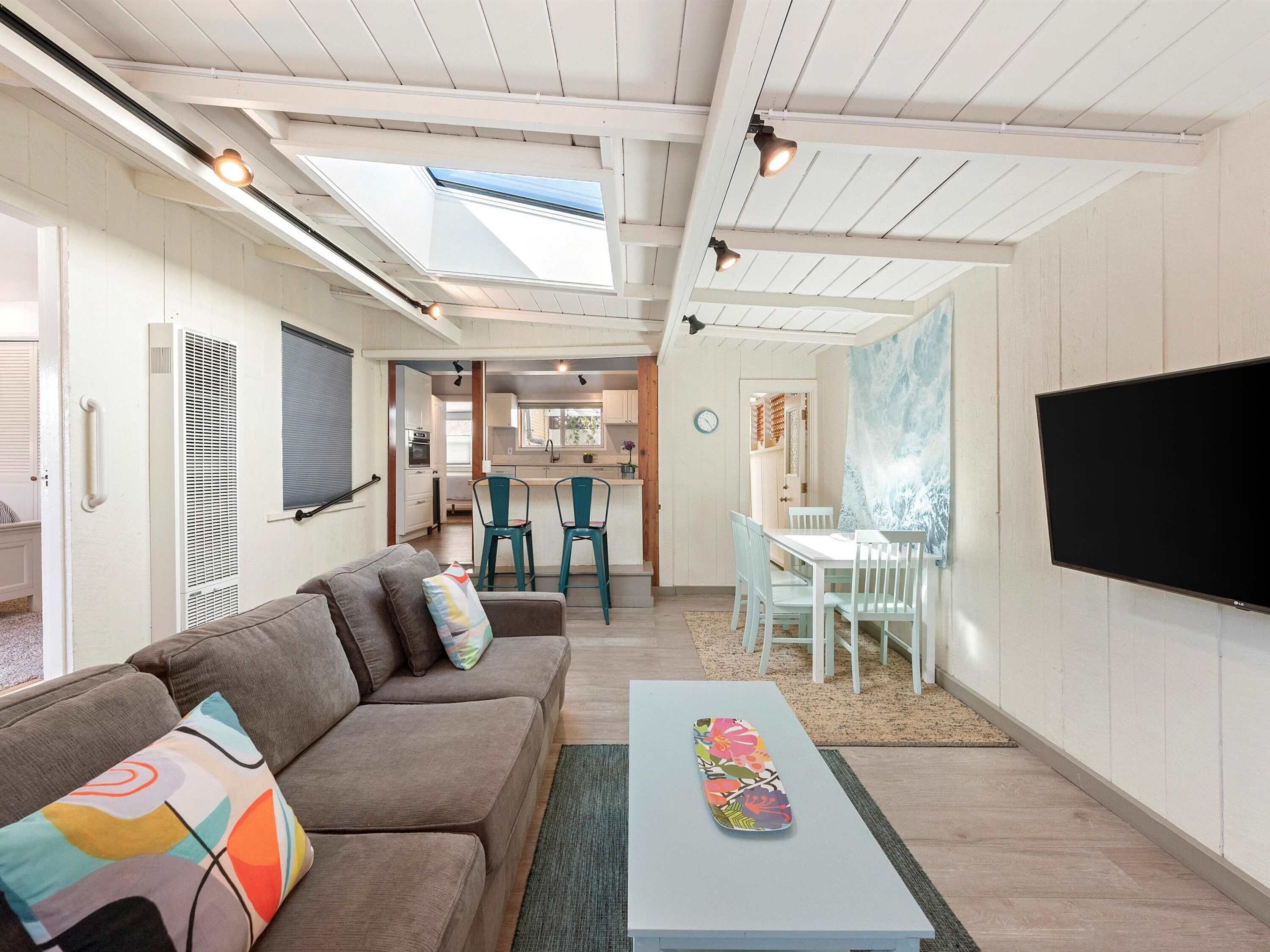 Télévision, cheminée, espaces bureaux