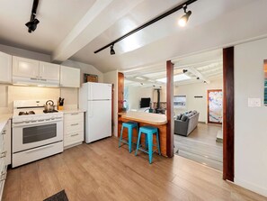 Frigorífico, microondas, horno y placa de cocina