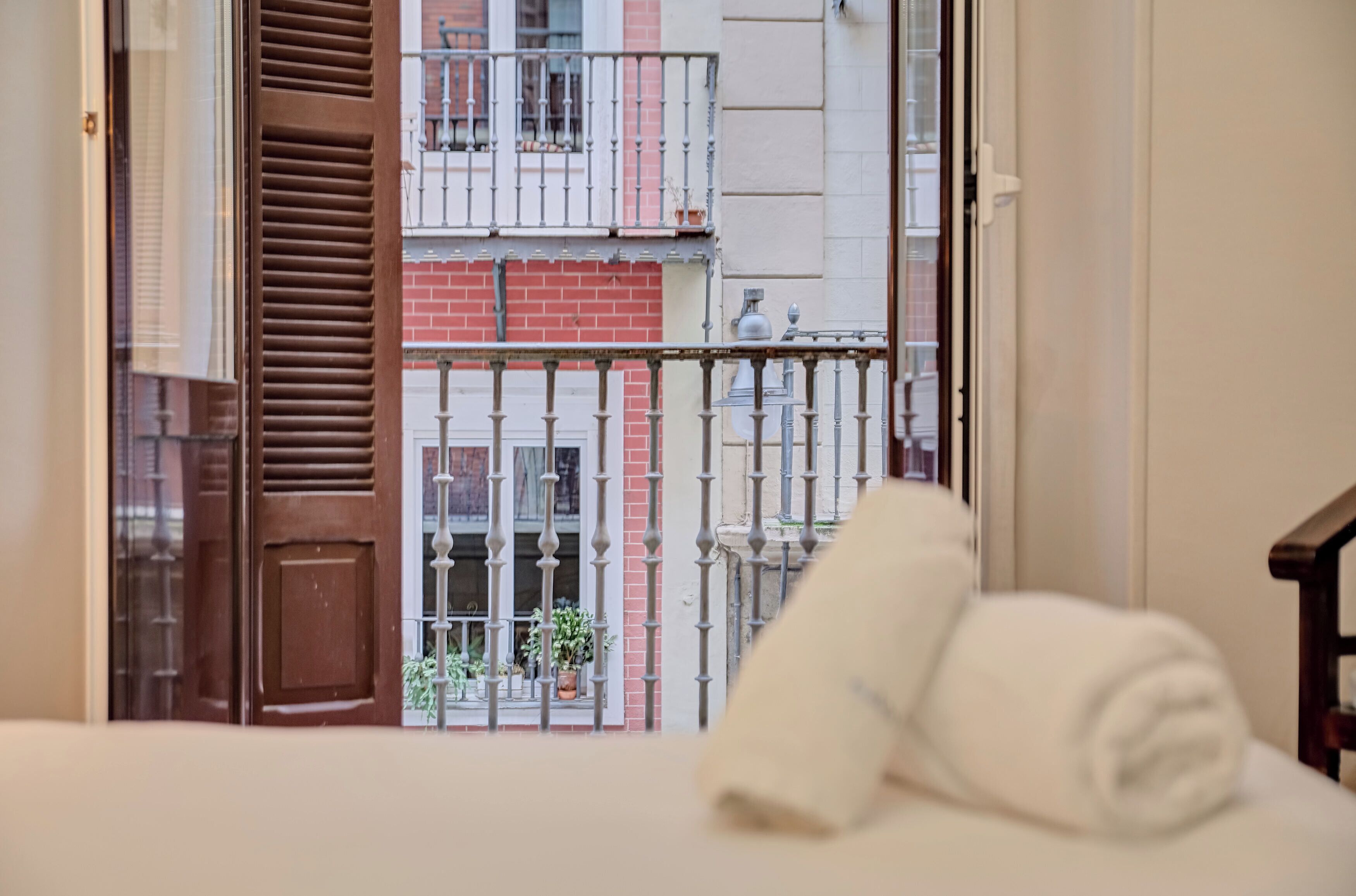 2 habitaciones, tabla de planchar con plancha y cuna de viaje 