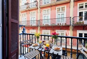 Outdoor dining - "Pamplona center suites" luxury Apartment city center (Pamplona)