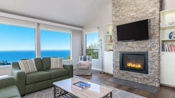 Una televisión, una chimenea