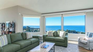 Una televisión, una chimenea