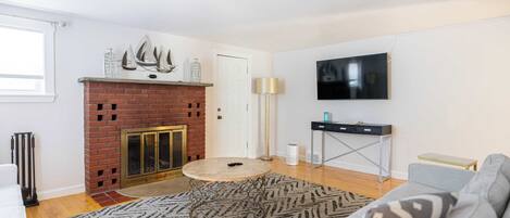 Una televisión, una chimenea, una oficina