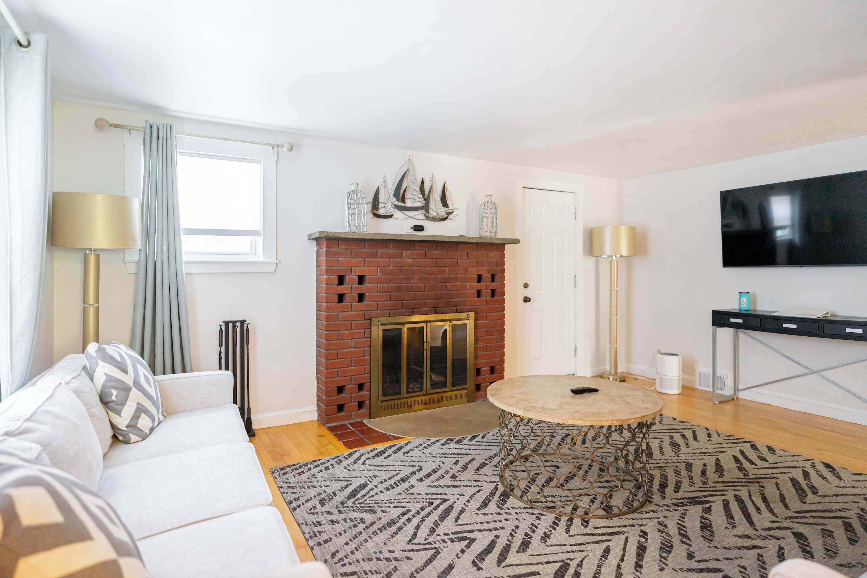 Spacious 4 Bedroom Home With Large Yard - Framingham, MA