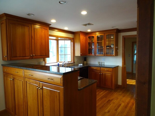 Fridge, microwave, oven, stovetop - Cozy 3 BDR House in Lexington, MA (Lexington)