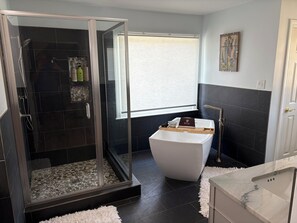 Shower, hair dryer, towels, soap - Master's Week Rental. 5 Bedroom 3.5 Bathroom. (Aiken)