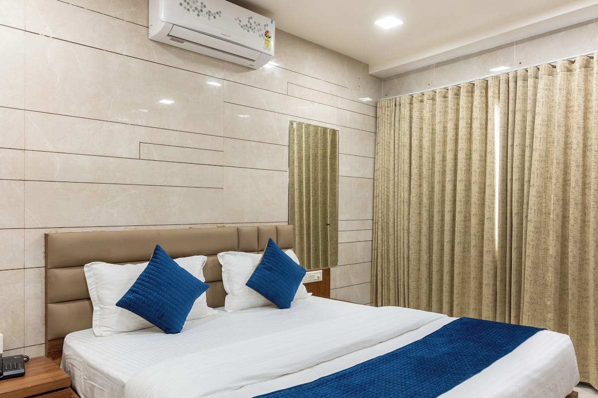 Habitación doble Deluxe | Edredón, camas con efecto memoria y muebles diferentes