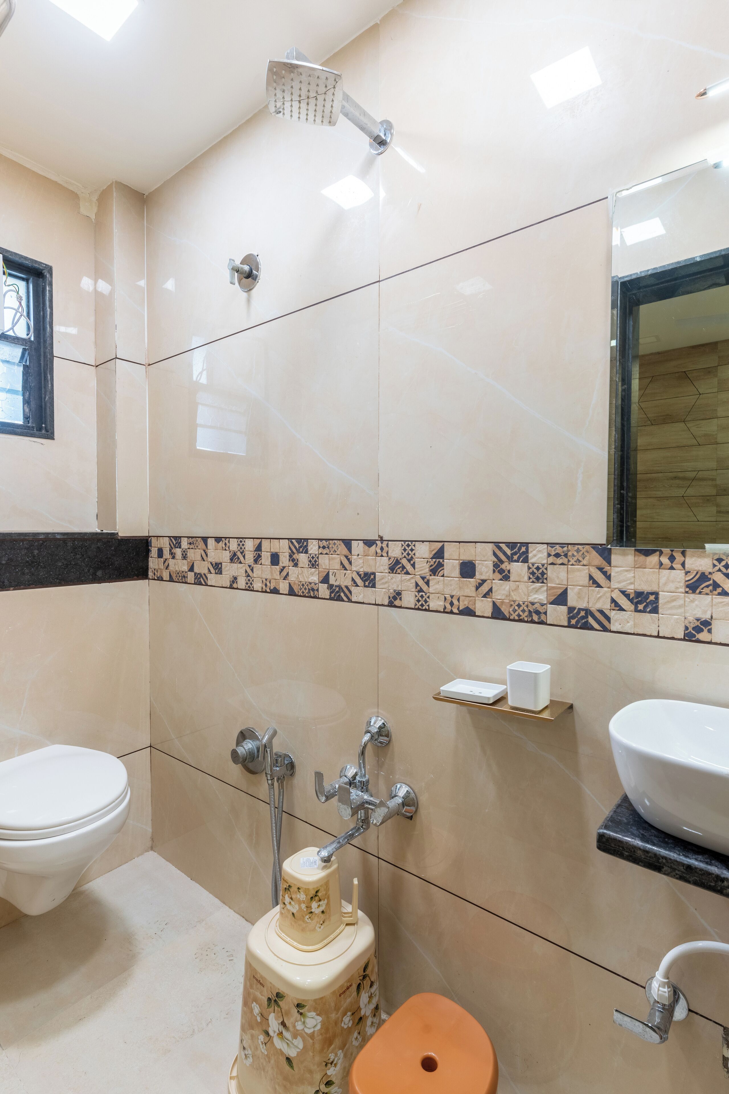A bathroom with a toilet, bidet, and sink.