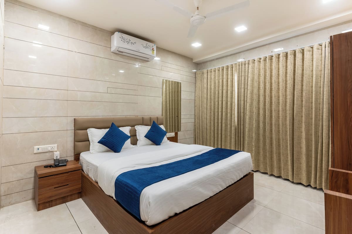 Habitación doble superior | Edredón, camas con efecto memoria y muebles diferentes