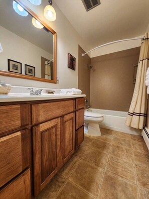 Een douche, een haardroger, handdoeken