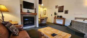 Cimmaron Suite 212- With Seasonal Pool Access plus RMNP Entrance Close By!