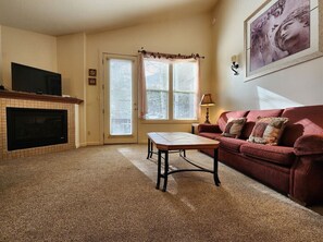 TV, fireplace - Cascade Suite 226- With Seasonal Pool Access plus RMNP Entrance Close By! (Estes Park)