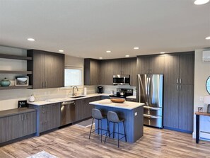 Kühlschrank, Mikrowelle, Ofen, Geschirrspüler