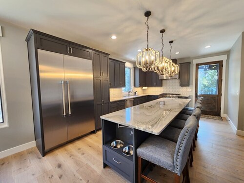 Wildflower Retreat- Large Family Home! Close To The RMNP Less than a 4 Minute Drive! With Hot Tub!