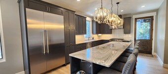 Wildflower Retreat- Large Family Home! Close To The RMNP Less than a 4 Minute Drive! With Hot Tub!