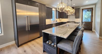 Wildflower Retreat- Large Family Home! Close To The RMNP Less than a 4 Minute Drive! With Hot Tub!