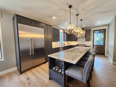 Wildflower Retreat- Large Family Home! Close To The RMNP Less than a 4 Minute Drive! With Hot Tub!