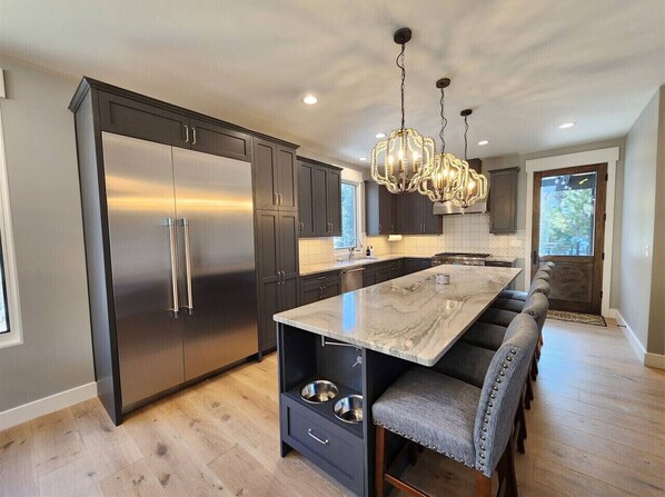 冷蔵庫、電子レンジ、オーブン、食器洗い機