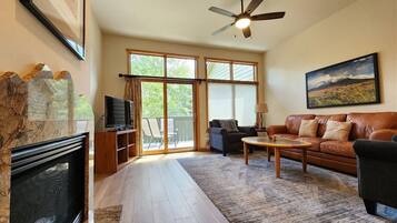 Televisión y chimenea