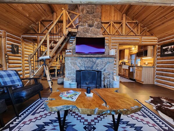 TV, fireplace