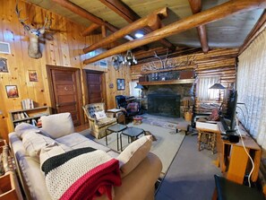 Una televisión, una chimenea