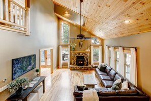 TV, fireplace