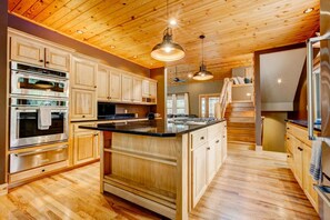 Kjøleskap, mikrobølgeovn, ovn og oppvaskmaskin