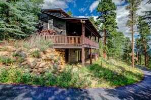 Exterior - Luxury and Privacy- 30 Days or More with a Hot Tub and Fast Internet! (Estes Park)