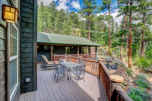 Outdoor dining - Luxury and Privacy- 30 Days or More with a Hot Tub and Fast Internet! (Estes Park)