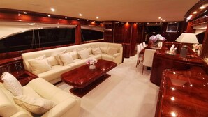 Ein luxuriöses Interieur mit einer bequemen Couch, einem Couchtisch und einem Essbereich.