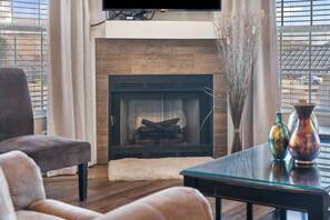 TV, fireplace, DVD player, offices - Meadow Brook Resort Getaway (Branson)