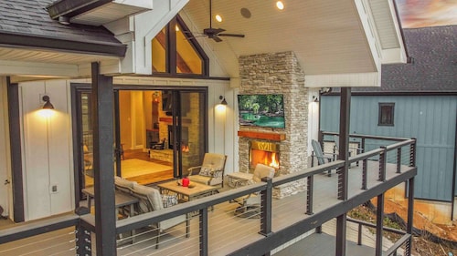 Norris Lake, Lakefront with Private Covered Dock