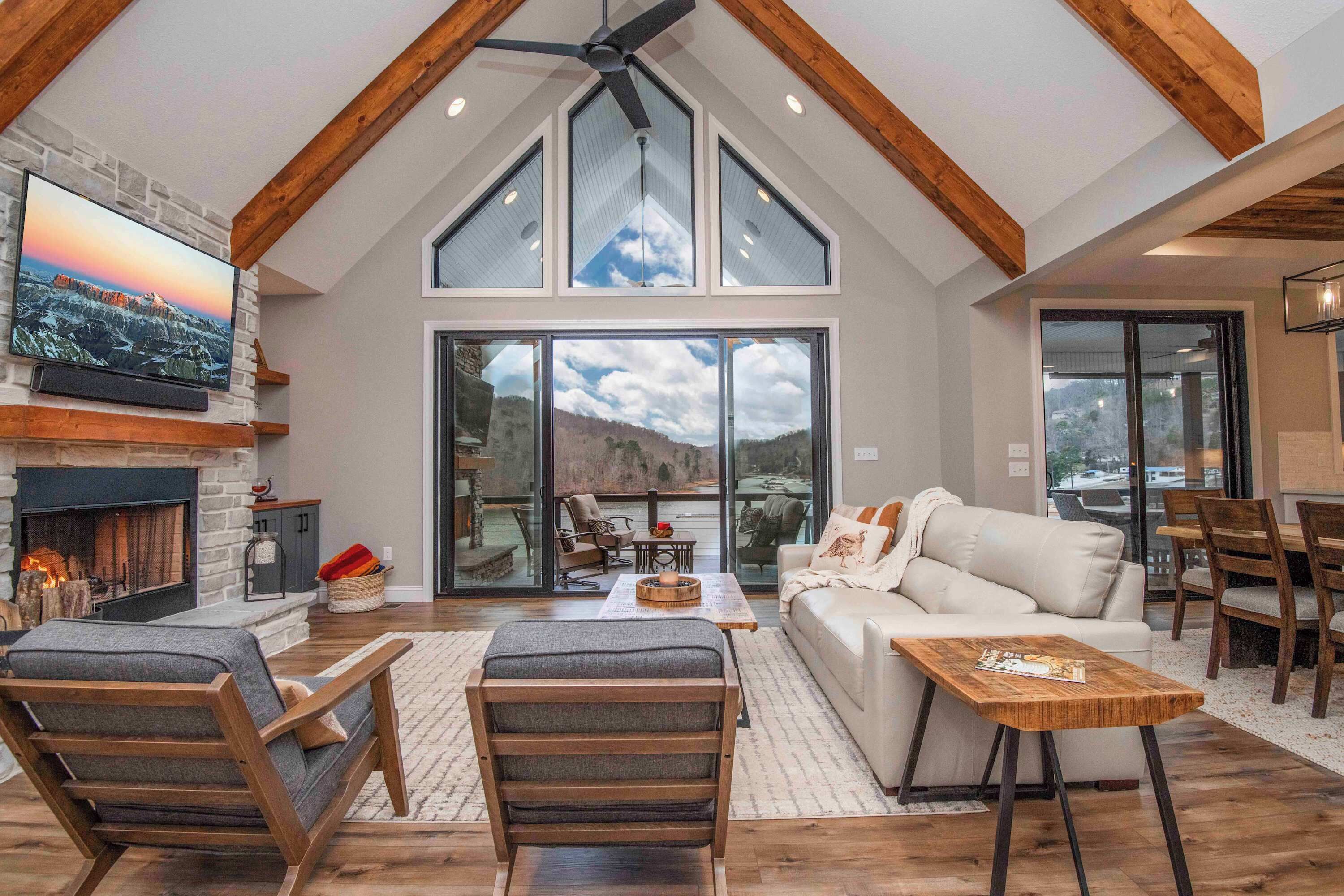 Televisie en een open haard