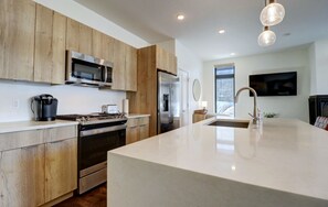 Condo, 2 chambres | Cuisine privée | Réfrigérateur, un four, cafetière-théière, grille-pain