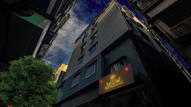 Un edificio con un letrero que dice 'Hotel Royal Crowne'.