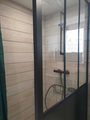 Shower, hair dryer, towels, soap - Gîte near Sainte Mère Eglise (Montebourg)
