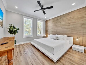 5 Schlafzimmer, Schreibtisch, Bügeleisen/Bügelbrett, kostenloses WLAN