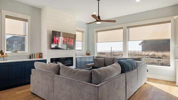 Televisión, chimenea y oficina