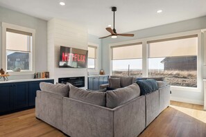 تلفزيون، مدفأة، مكتب