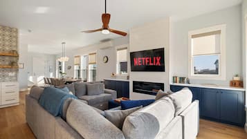 Televisión, chimenea y oficina