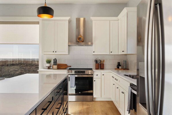 Refrigerador, microondas, horno y parrilla de estufa