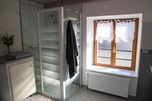 Dusche, Haartrockner, Seife, Toilettenpapier