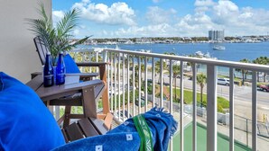 Ein Balkon mit Blick auf einen Yachthafen und die Stadt.