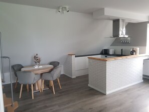 Fridge, microwave, oven, stovetop - Cozy vacation apartment in East Frisia - families & dogs welcome! (Hinte)