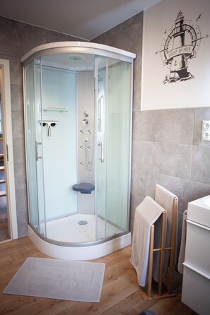 Dusche, Haartrockner, Handtücher, Toilettenpapier