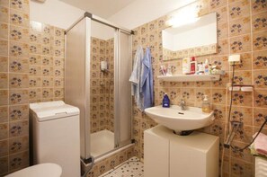 Douche, sĂšche-cheveux, serviettes fournies, papier toilette
