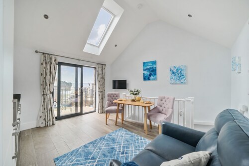 Swan Cottage -  sleeps 4 guests  in 2 bedrooms