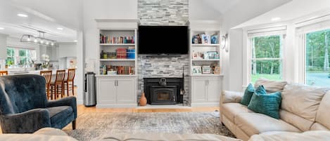 智能电视、壁炉、电子游戏、书