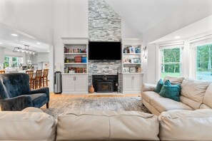 Smart TV, caminetto, videogiochi, libri