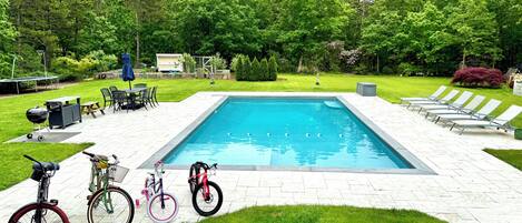 Utendørsbasseng og et oppvarmet basseng